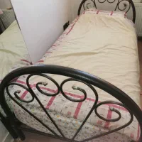 تخت فلزی