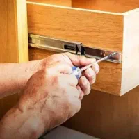 تعویض ریل کشاب لولا کابینت آبندی سینک گاز ریگلاژ