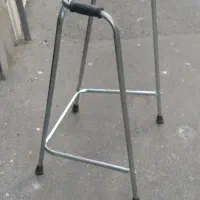 واکر تمیز و سبک و یک جفت کفش گچ پا