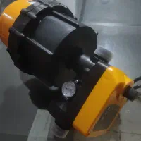 چند نفر تراکت پخش کن