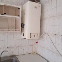 یک آبگرمکن دیواری منبع بزرگ سالم وتمیز