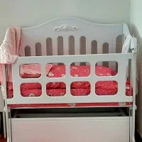 تخت کنار مادر