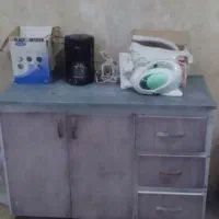 مقداری وسایل جارو برقی ماشین قهوه ساز کابینت