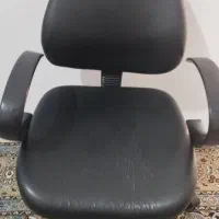 صندلی مدیریت و کامپیوتر