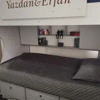 تخت دوطبقه جوان .