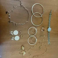 تعدادی اکسسوری و ساعت مچی