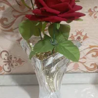 سه شاخه گل به همراه گلدان