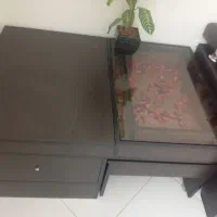 میز عسلی و ساعت ایستاده