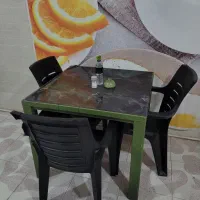 میز و صندلی و یخچال