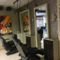 ناخن کار ماهر با مشتری