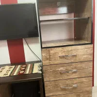 میز تحریر با صفحه روی کابینت