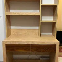 میزتحربر و کتابخانه