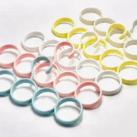 آویز شال و لباس