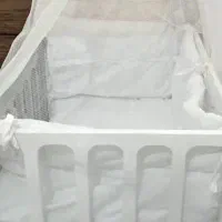 تخت نوزاد کنار مادر