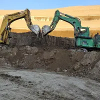 راننده بیل مکانیکی هستم آماده همکاری