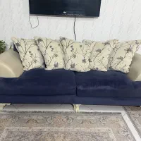 دو عدد مبل کاناپه سه نفره و دو نفره و ۹ عدد کوسن