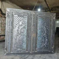 جوشکاری سیار درب و پنجره سازی در حیاط پارکینگ