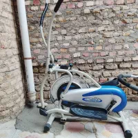 یک دستگاه ورزشی دوچرخه ثابت