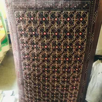 دوتا پشتی سبز و یک عدد پشتی زرشکی