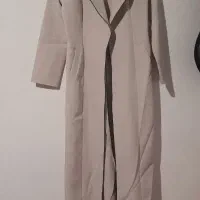 یک عدد مانتو بلند جلو باز رنگ کرم