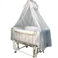 گهواره و تخت کنار مادر