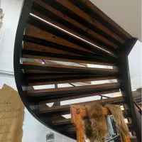پله گرد آهنی و دکوراسیون و کرکره برقی و پارکت