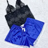 تعدادی لباس|لباس|قم, شهدا|دیوار