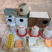 تعدادی وسایل و قفس