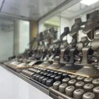 استادکار روکش و دکور ویترین طلا و جواهرات