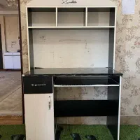 میزکامپیوتروکتابخانه