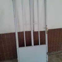 یک عکد درب آهنی همراه با دستگیره وکلید سالم