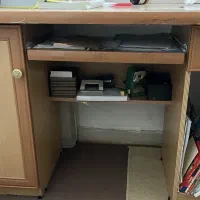 میز تحریر و کامپیوتر