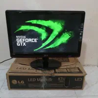 مانیتور کامپیوتر و دوربین مداربسته