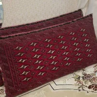 یک جفت پشتی دستی قرمز