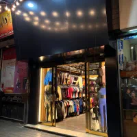 فروشنده پوشاک ورزشی خانم جوان(با روابط عمومی بالا)