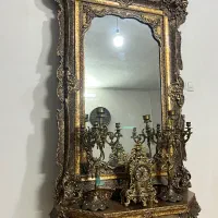 آیینه و کنسول همراه شمعدان و ساعت