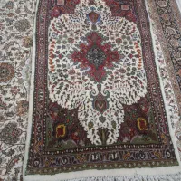 فرش دستباف زر نیم نو میباشد