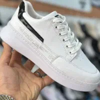 کفش کتانی و پالتو