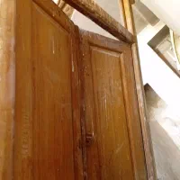 در پنجره چوبی