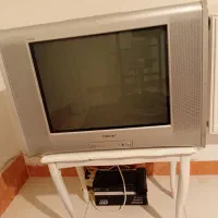 تلویزیون و دستگاه دیجیتال با میز زیر