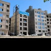 زمین-کنار-پمپ-گاز-پشت-حاشیه