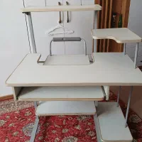 میز تحریر و کامپیوتر