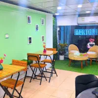 اسیاب قهوه نیمه صنعتی و میز و صندلی