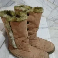 دو جفت پوتین و چند جف کفش مجلسی