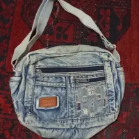 دو تا کیف مدرسه‌ای و شانه ای