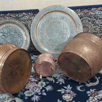 دوعدد کلدون بزرگ  ویک عدد کلدون کوچک  مسی|کلکسیون اشیاء عتیقه|بهارستان, |دیوار