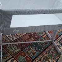 تخت کنار مادر