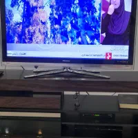 تلویزیون LED 42 همراه با میز تلویزیون