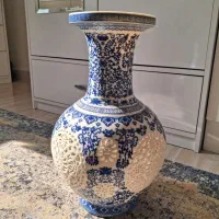 گلدان چینی آبی سفید مشبک