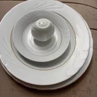 چینی سفید دور طلایی ابکاری شده